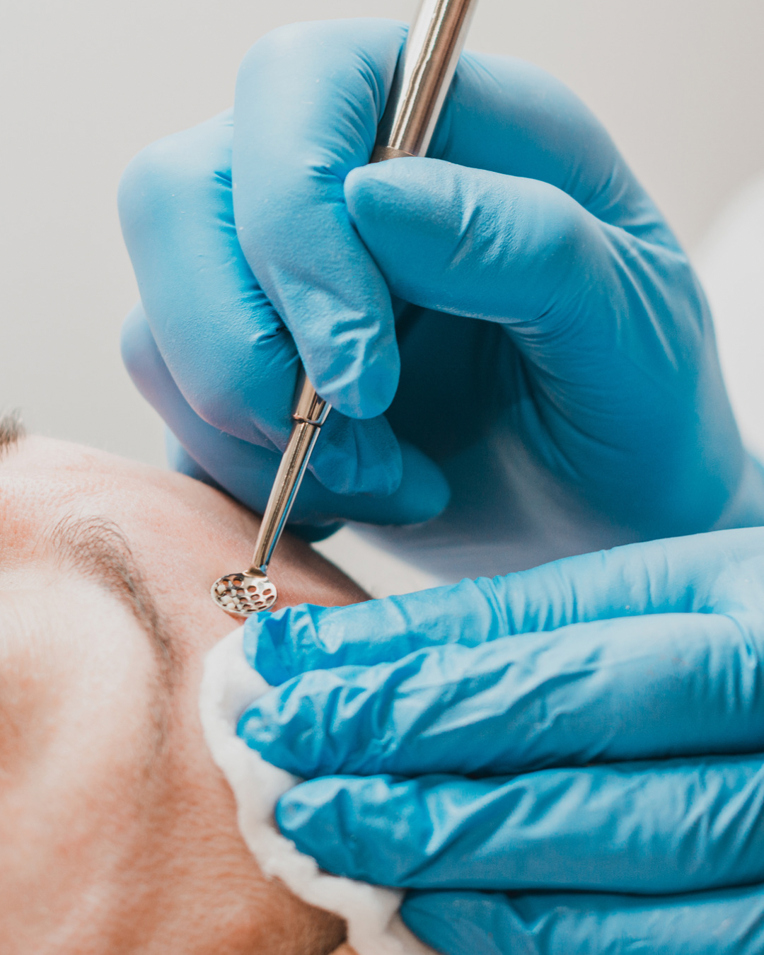 Holistic deep cleansing treatment facial in dubai at inskin aesthetic clinic.